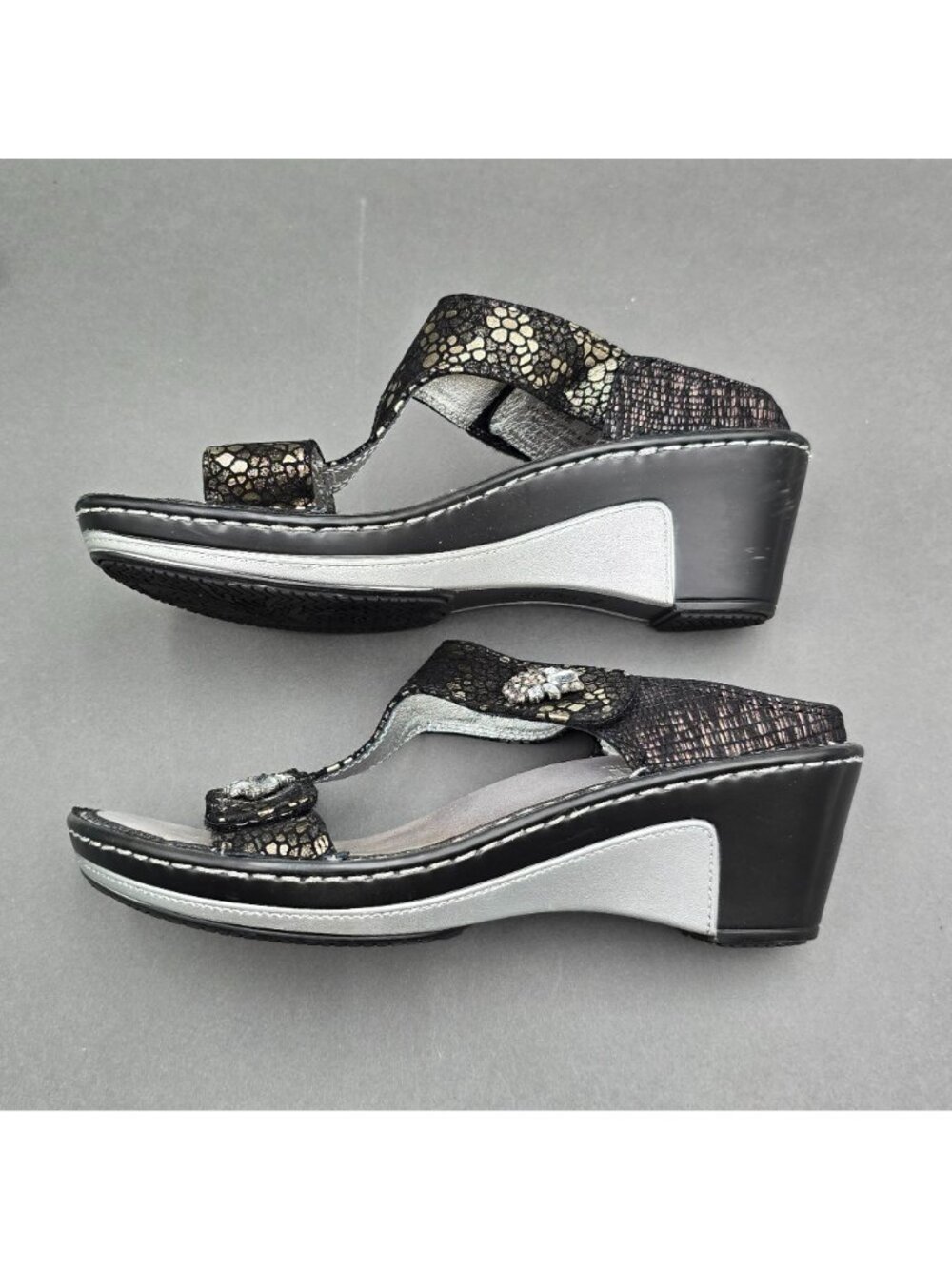 Alegria Lara Pewter Mosaic Wedge Sandals Size 37 T-Strap Comfort Slide - Picture 4 of 13
